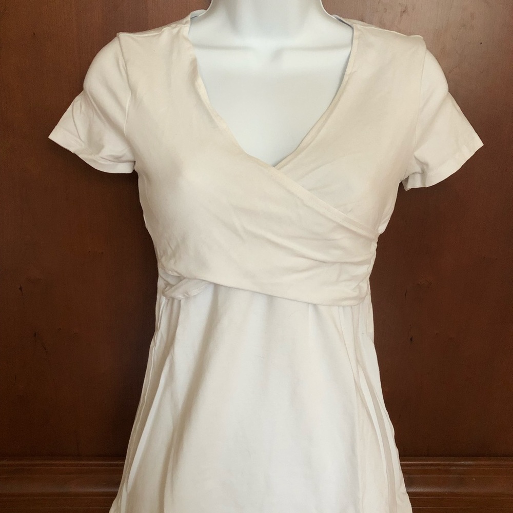 XS white nursing 🤱 t-shirts GAP